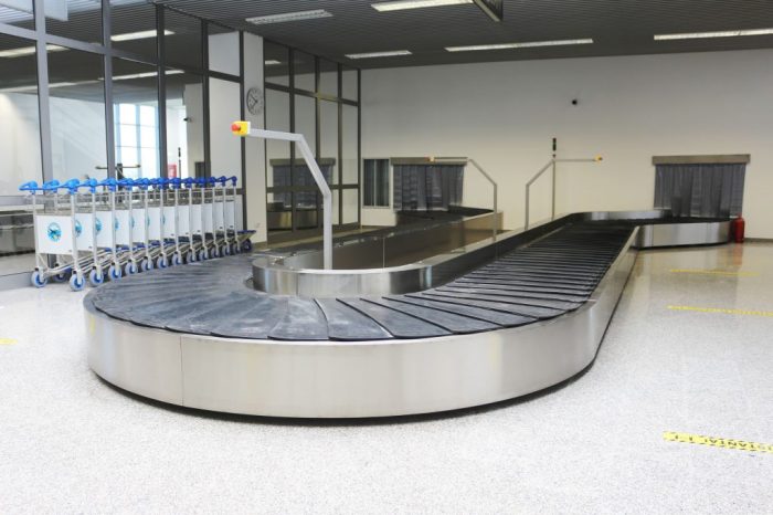 The drawing shows a baggage carousel at an airport